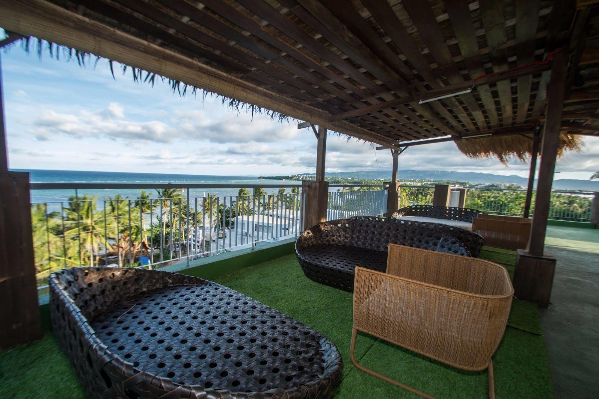Luxeview Hotel Balabag  Экстерьер фото